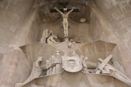 Detail van de lijdensfaçade, links het gezicht van Gaudi